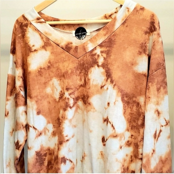 NWT TIE DYE V-NECK LONG SLEEVE TOP - Picture 3 of 4